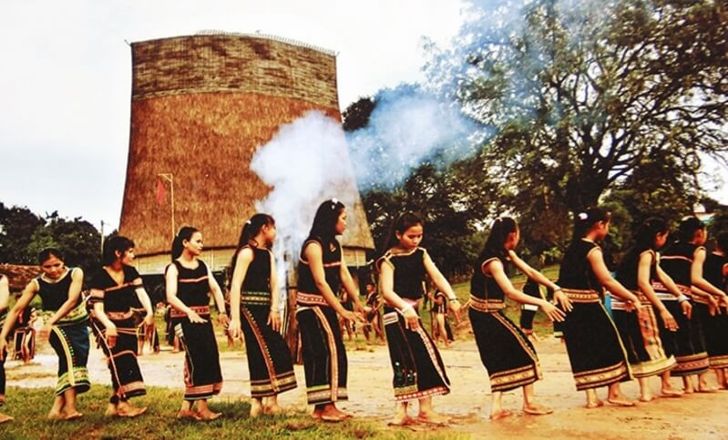  Các cô gái Bana nhảy múa bên nhà rông trong ngày hội văn hoá ở Tây Nguyên 