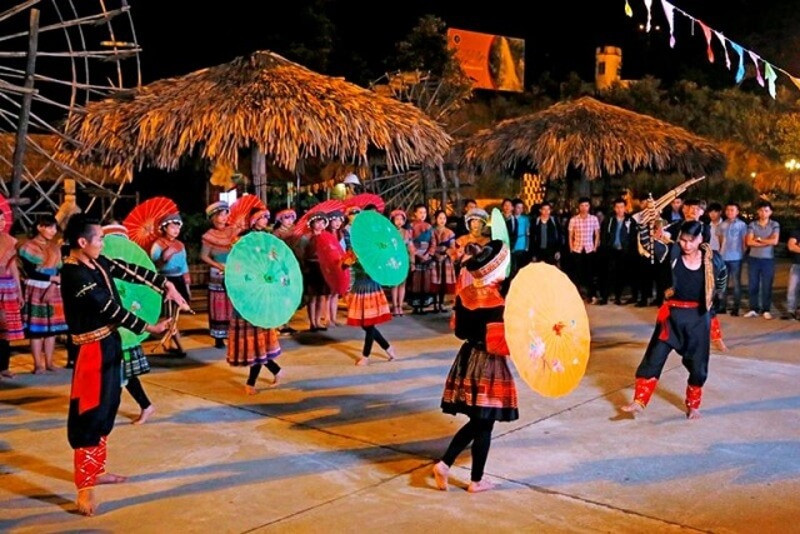 Nhảy múa tại khu du lịch văn hoá người Mông - Sa Pa 